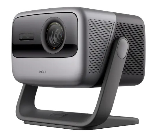 Srebrno-czarny projektor JMGO. Ma obiektyw, otwory wentylacyjne i stoi na zakrzywionym stojaku.