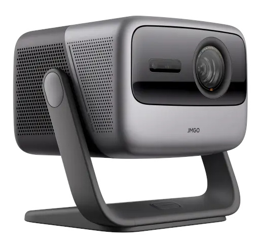 Szary i czarny projektor JMGO stoi na zakrzywionym stojaku. Ma obiektyw, otwory głośnikowe i logo JMGO.