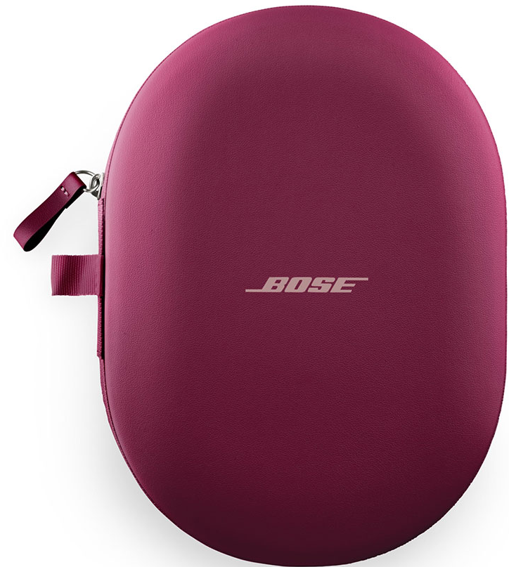 Ein burgunderfarbenes Bose-Kopfhörer-Etui. Es ist oval, hat einen Reißverschluss, einen Griff und das Bose-Logo. Der Hintergrund ist weiß.