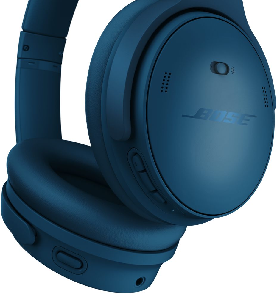 Gros plan sur un casque Bose bleu. Le casque a une grande oreillette, un bandeau et des boutons de commande. Le nom de la marque est visible.