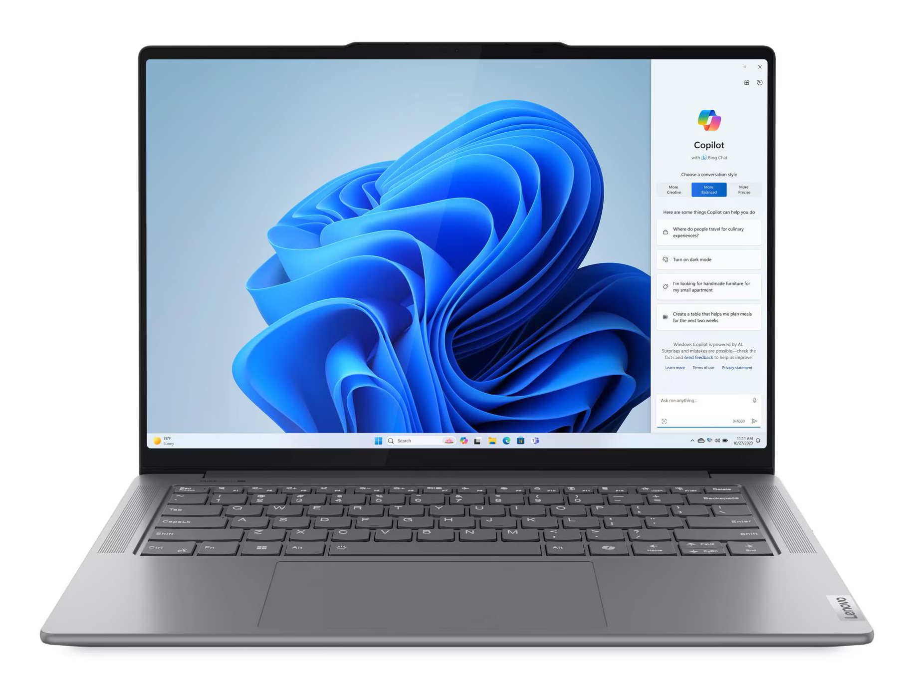 Laptop Lenovo z interfejsem Windows Copilot, niebieskim abstrakcyjnym tłem i klawiaturą.