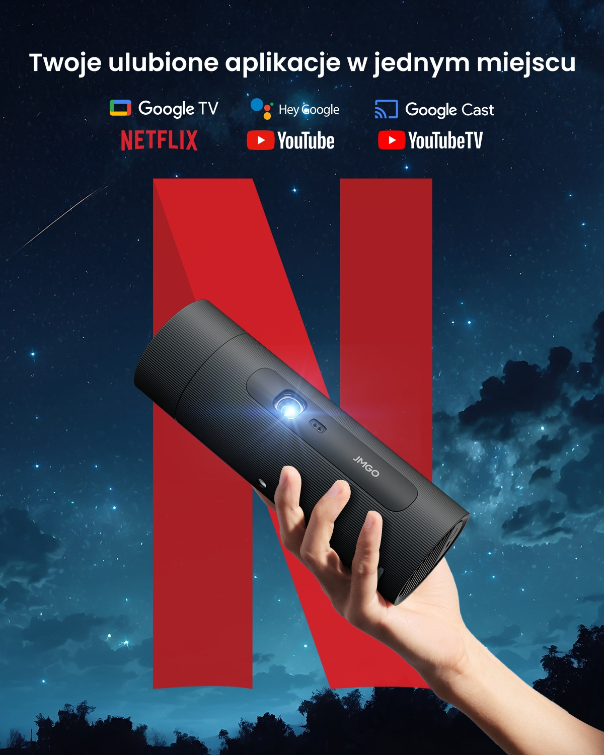 Dłoń trzymająca czarny projektor JMGO na tle czerwonego 'N' Netflix na tle gwiaździstej nocy z logo aplikacji.