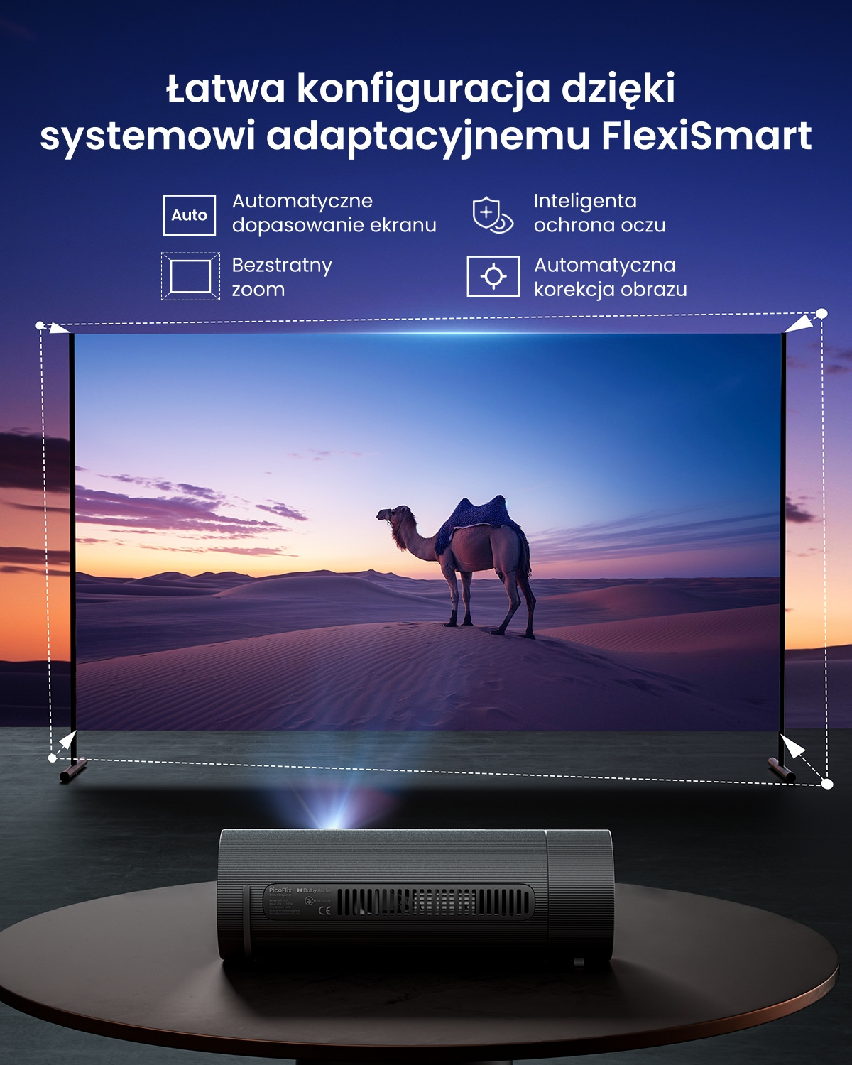 Projektor wyświetla scenę pustynną na ekranie. Wielbłąd stoi na piasku. Projektor stoi na stole.