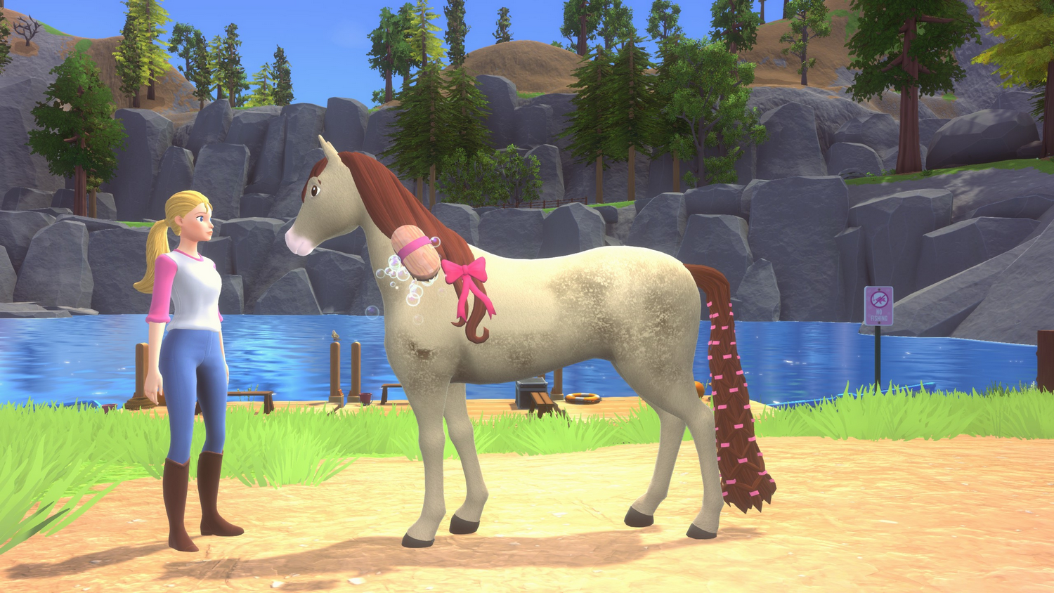 Mujer rubia con caballo. El caballo tiene un lazo rosa y cola trenzada. Lago y árboles al fondo.