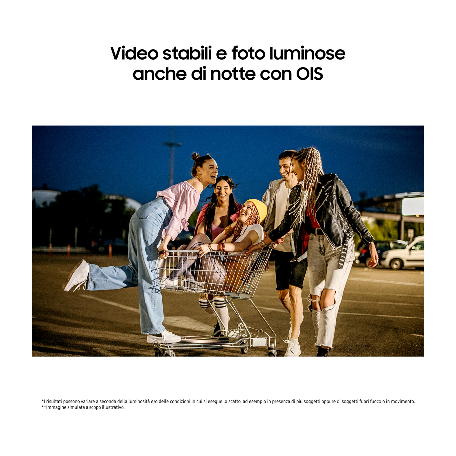 Gruppo di giovani che ridono, in un carrello della spesa di notte. La scena è illuminata dai lampioni.