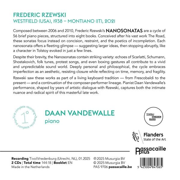 Albumcover mit Text über Frederic Rzewskis Nanosonatas, mit Daan Vandewalles Klavieraufführung.