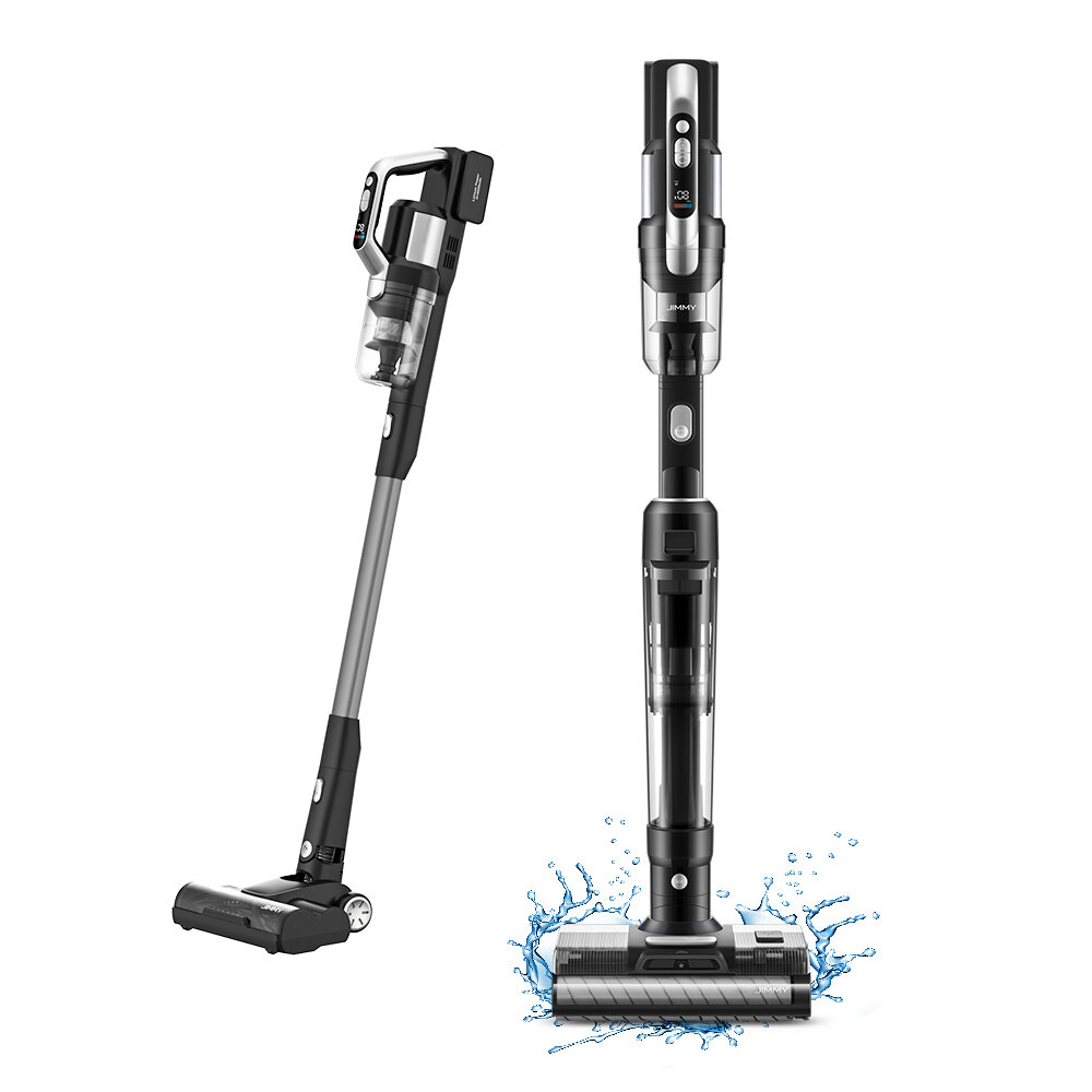 Dwa bezprzewodowe odkurzacze. Jeden jest pod kątem, drugi stoi prosto. Oba są czarne, srebrne i przezroczyste, z rozpryskami wody na jednym.