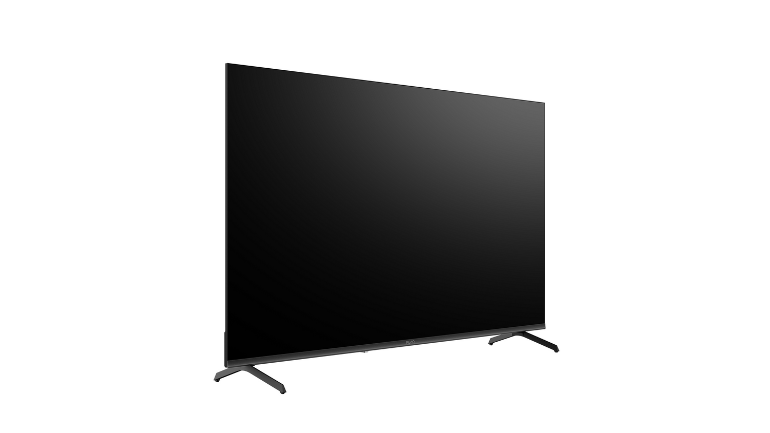 Un televisor de pantalla plana grande y negro está ligeramente inclinado. Tiene dos patas negras. El fondo es blanco.