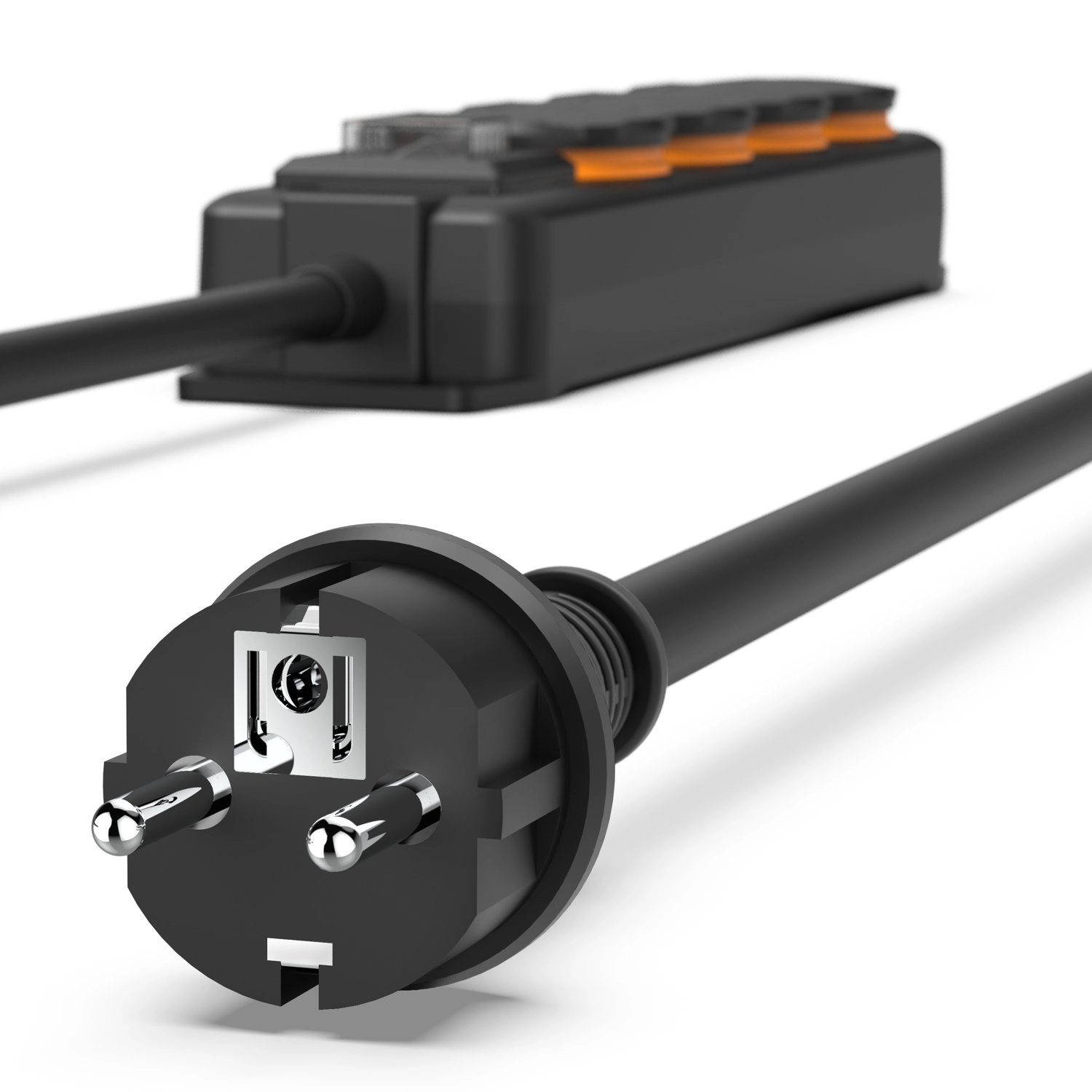 Zbliżenie czarnej wtyczki z trzema pinami. Czarny kabel prowadzi do czarnego adaptera z pomarańczowymi akcentami.