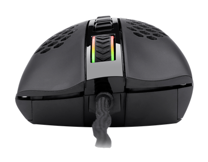 Czarna mysz do gier z konstrukcją o strukturze plastra miodu, podświetlanym kółkiem przewijania i plecionym kablem. Mysz jest na czarnym tle.