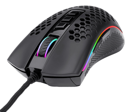 Czarna mysz gamingowa z wzorem plastra miodu i światłami RGB. Posiada przyciski, rolkę i pleciony kabel. Izolowana na czarnym tle.