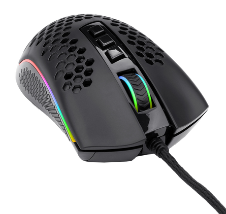 Czarna mysz gamingowa z oświetleniem RGB, wzorem plastra miodu i plecionym kablem. Widoczne przyciski, kółko przewijania i przyciski boczne.