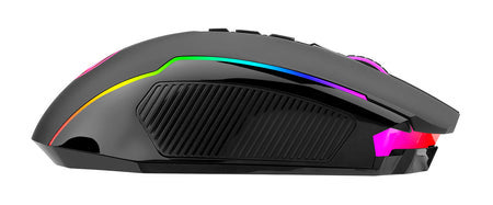 Czarna mysz gamingowa z oświetleniem RGB. Mysz ma kilka przycisków i teksturowany uchwyt boczny. Na białym tle.