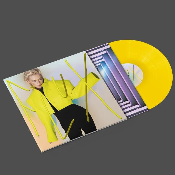 Eine Schallplatte und ein Albumcover. Auf dem Cover ist eine Frau in einer gelben Jacke zu sehen. Die Schallplatte ist gelb.
