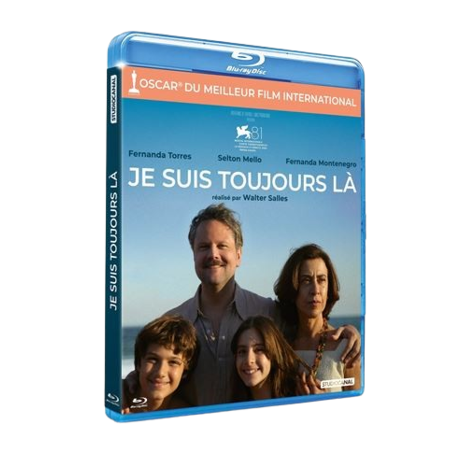 Couverture Blu-ray du film "Je suis toujours là". Elle présente une famille de quatre personnes et du texte indiquant les récompenses et le titre du film.