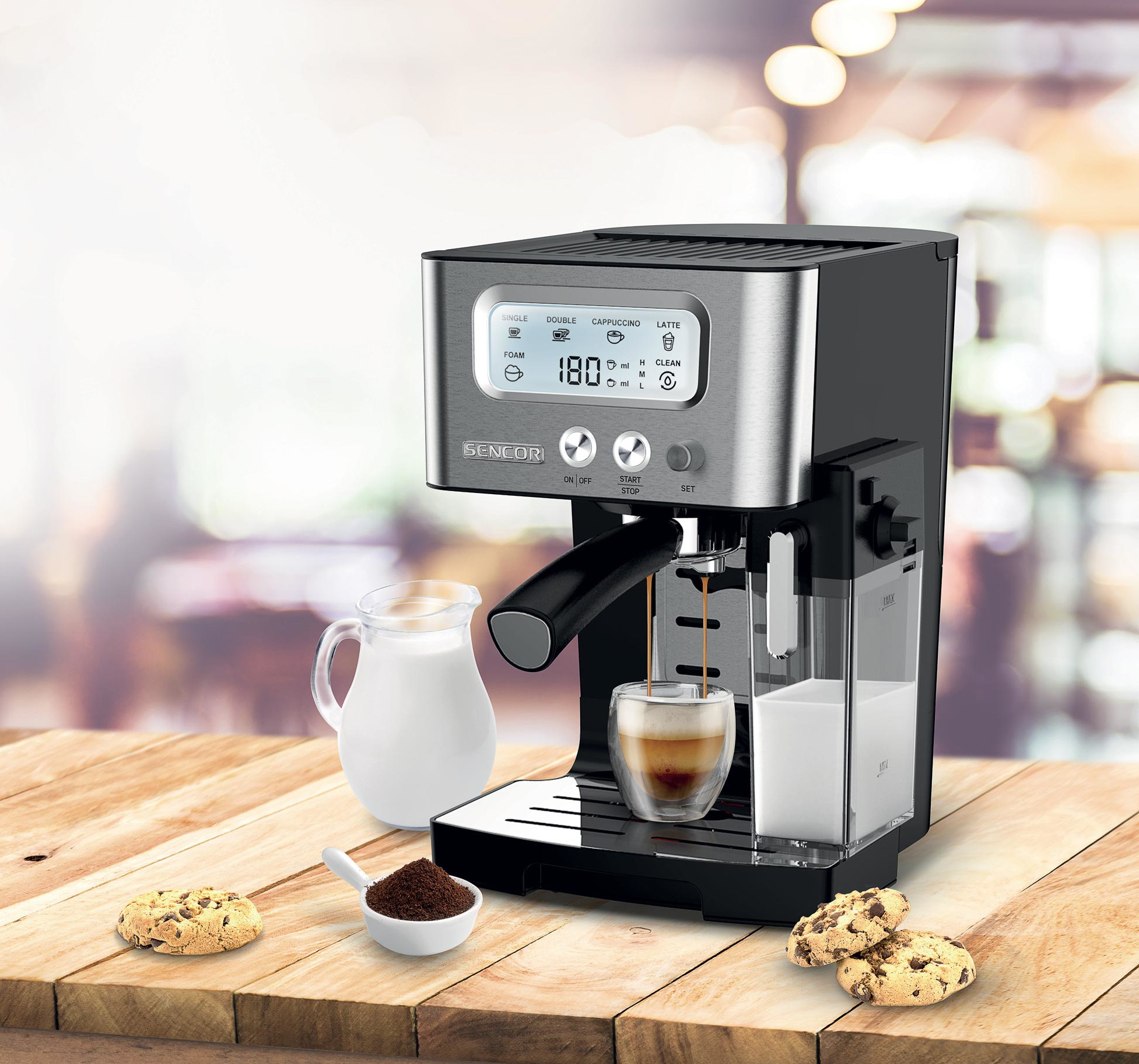 Ekspres do kawy z filiżanką, dzbanem mleka, ciasteczkami i fusami na drewnianym stole. Rozmyte światła w tle.