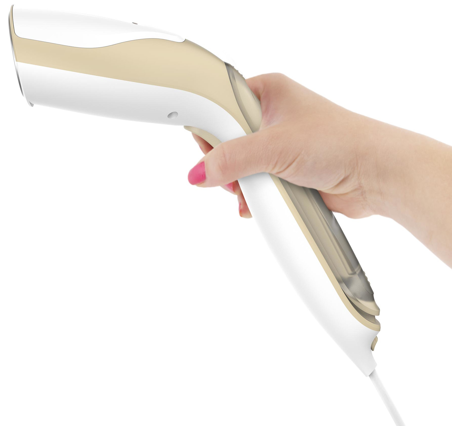 Ręka z różowymi paznokciami trzyma biało-złoty parownik do ubrań. Tło jest białe.