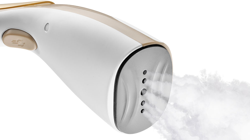 Biała i złota parownica do ubrań emituje parę. Widoczny jest przycisk z ikoną pary.