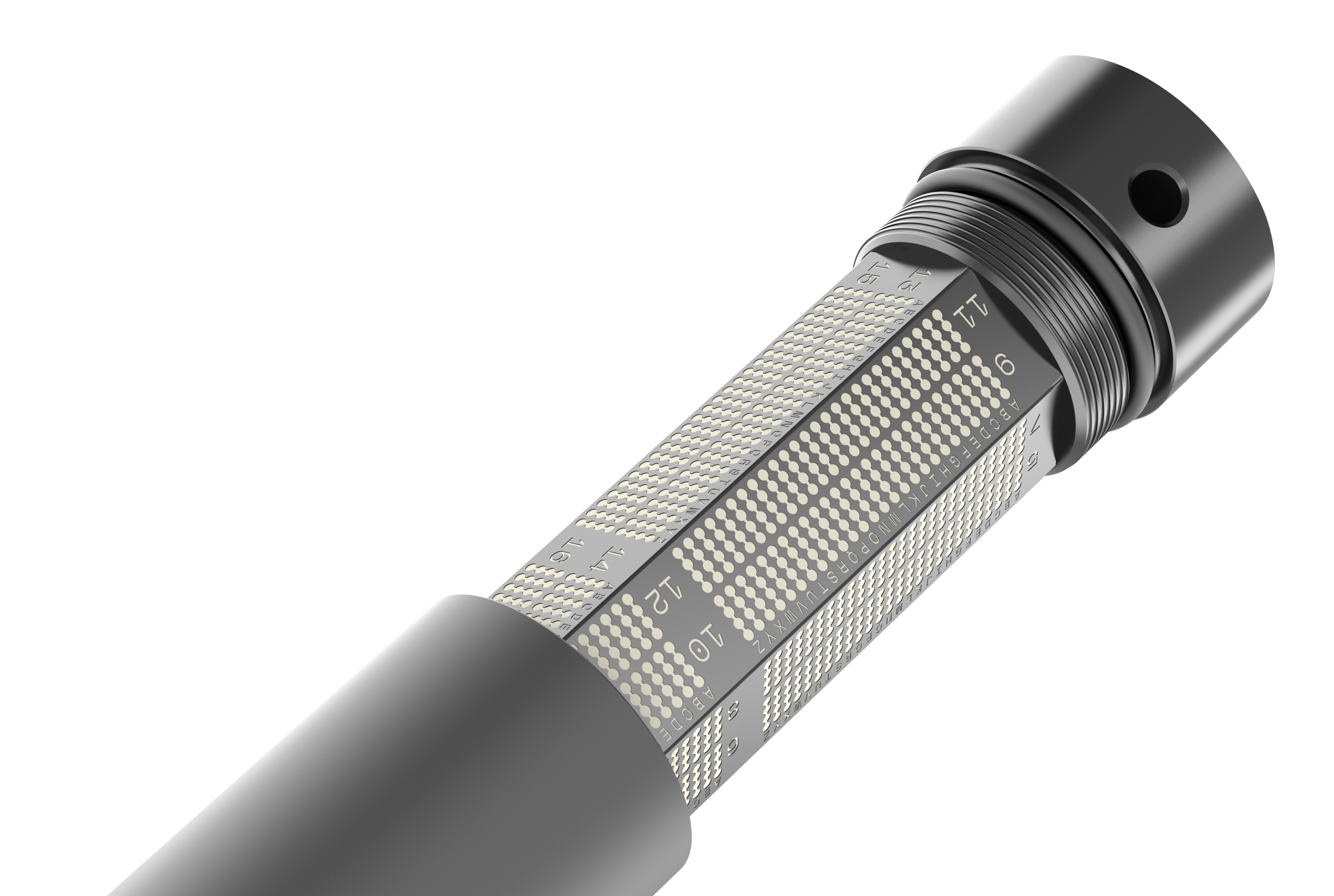 Zbliżenie szarego i czarnego metalowego narzędzia z cyframi i literami. Narzędzie znajduje się na białym tle.