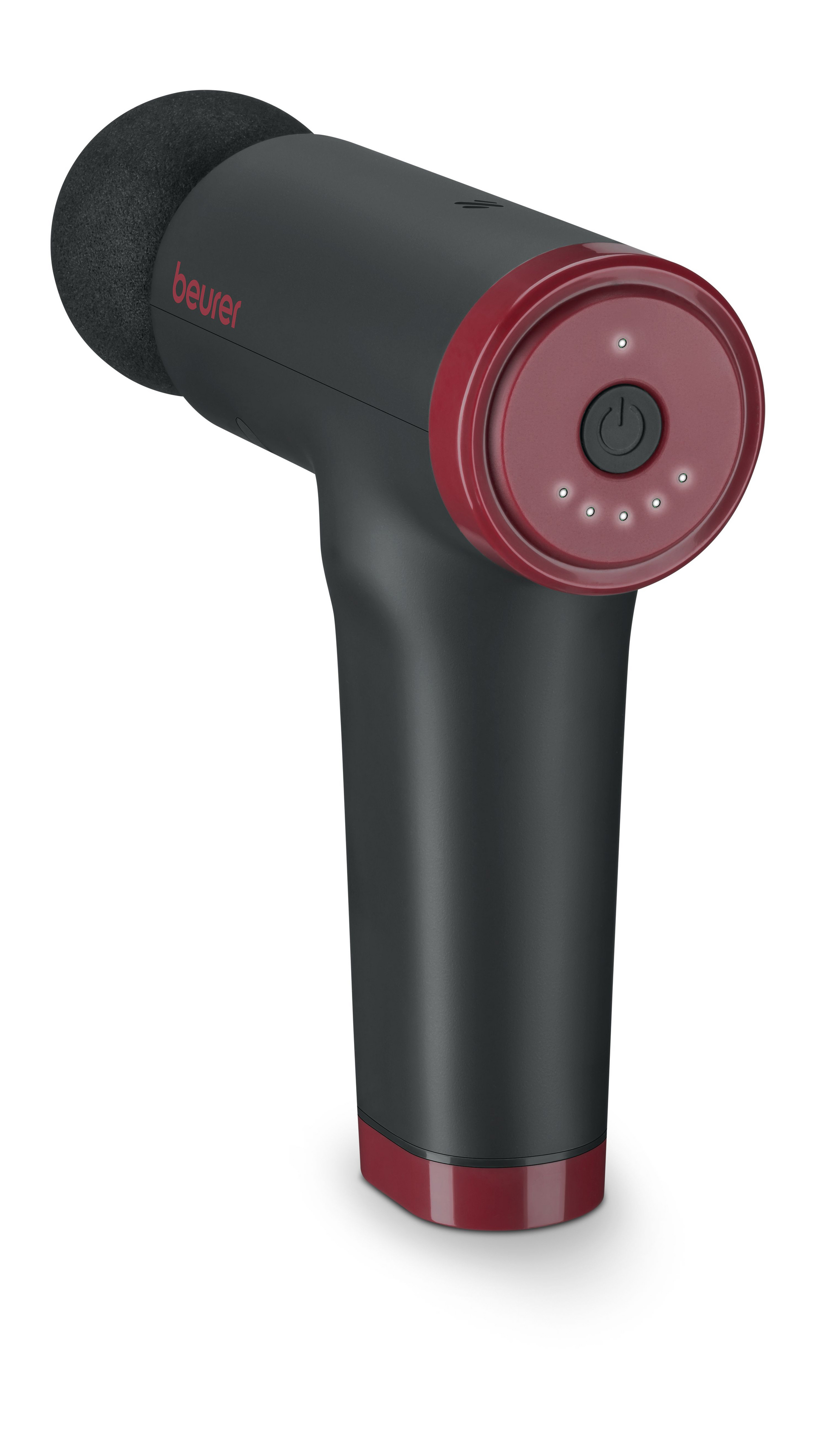 Eine schwarz-rote Beurer Massagepistole. Sie hat einen schwarzen Kopf, einen roten Power-Knopf und einen schwarzen Griff. Der Hintergrund ist weiß.