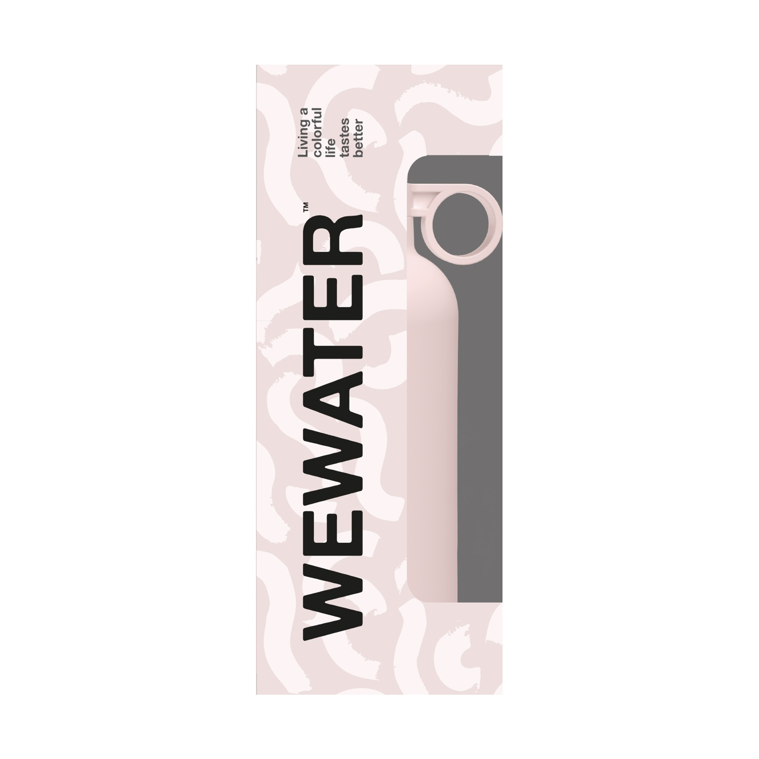 Un'etichetta di prodotto alta di WEWATER, con un'illustrazione della bottiglia e uno slogan. Lo sfondo ha un motivo di pennellate rosa chiaro.