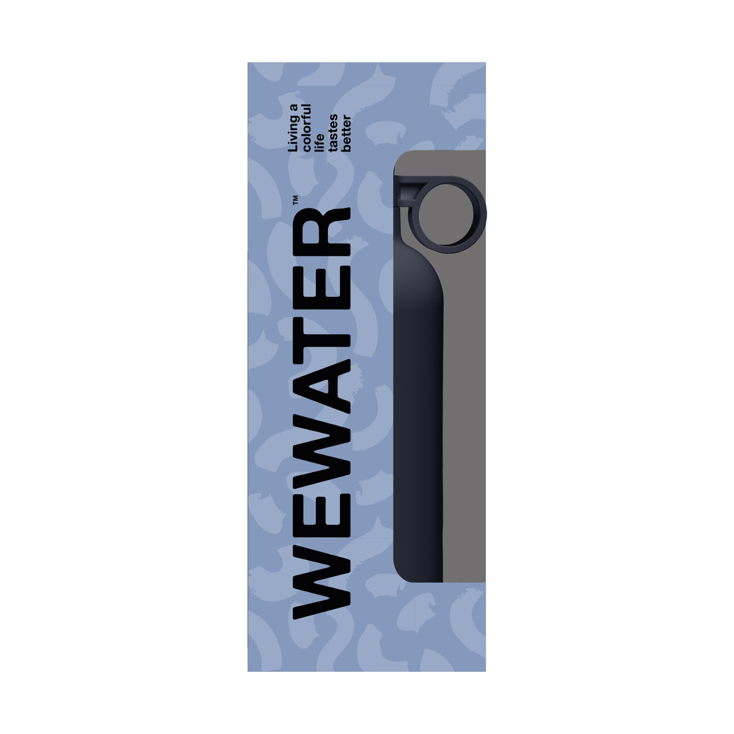 Una bottiglia WEWATER è mostrata su uno sfondo blu. La bottiglia è blu scuro e grigia. Il testo dice: "Vivere una vita colorata ha un sapore migliore".