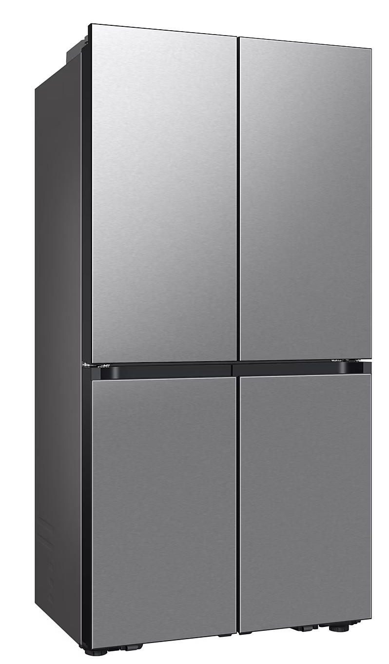 Lodówka ze stali nierdzewnej z czterema drzwiami, dwa u góry, dwa u dołu. Tło jest białe.