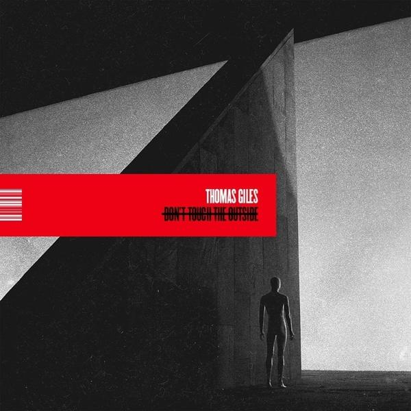 Ein monochromes Bild zeigt eine Figur vor einer großen Mauer. Ein rotes Banner mit Text überlagert die Szene. Der Himmel ist blass.