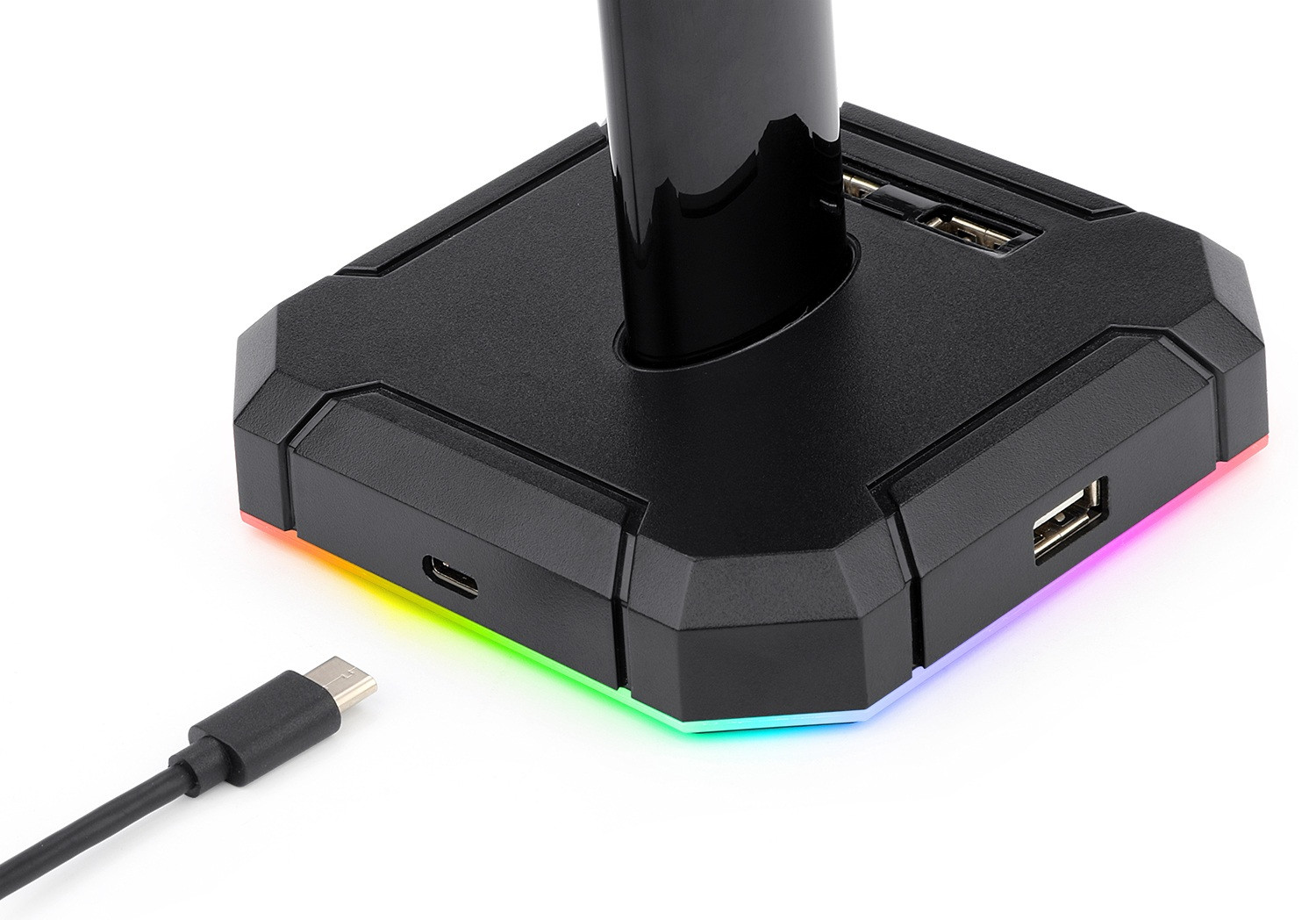 Czarny hub USB z kolorowym podświetleniem krawędzi. Podłączony jest kabel. Posiada wiele portów USB i port ładowania.