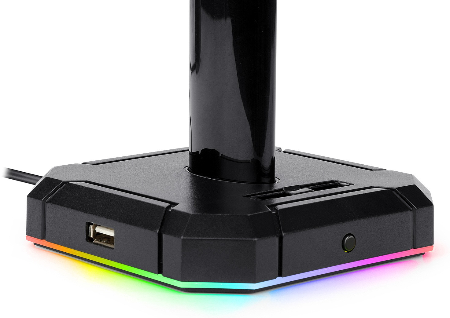 Czarna podstawa z portem USB i kolorowym LED. Czarny cylindryczny element wznosi się z podstawy. Jest przycisk on/off.