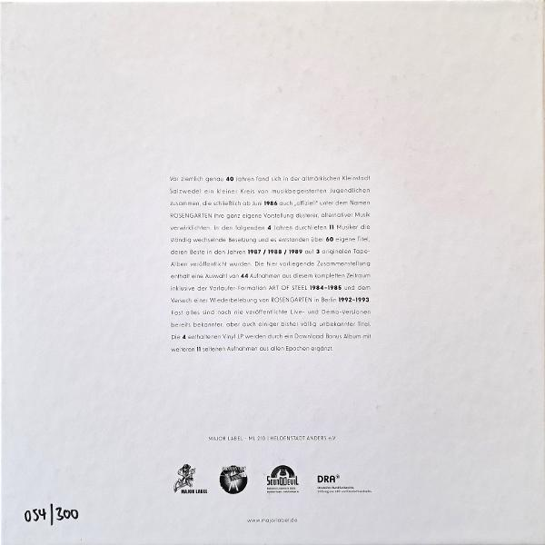 Weißes Albumcover mit deutschem Text, Logos und einer Seriennummer unten links.