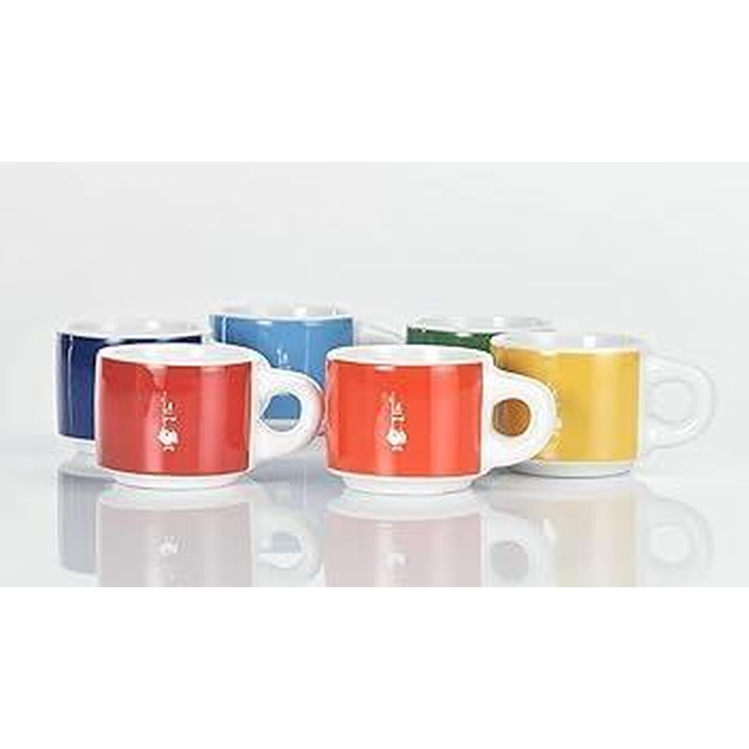 Sono esposte sei tazze colorate. Le tazze includono i colori rosso, blu, verde, giallo e bianco. Le tazze sono su una superficie riflettente.