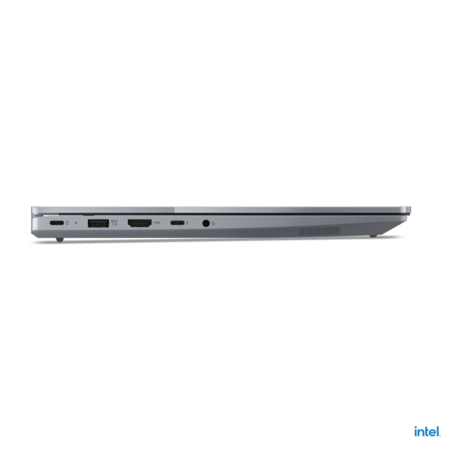 Zijaanzicht van een zilveren laptop tegen een zwarte achtergrond. Zichtbare poorten zijn USB, HDMI en koptelefoonaansluiting.