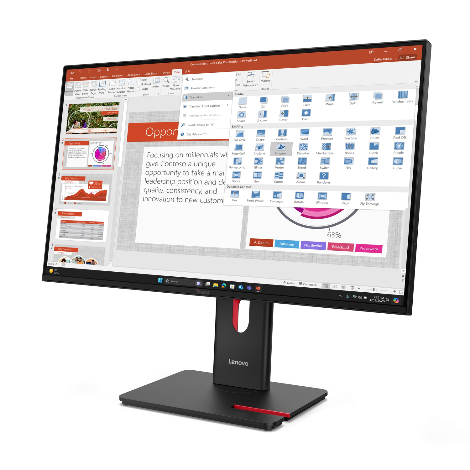 Een Lenovo-monitor toont een PowerPoint-presentatie. Het scherm toont dia's met tekst en afbeeldingen en overgangsopties.