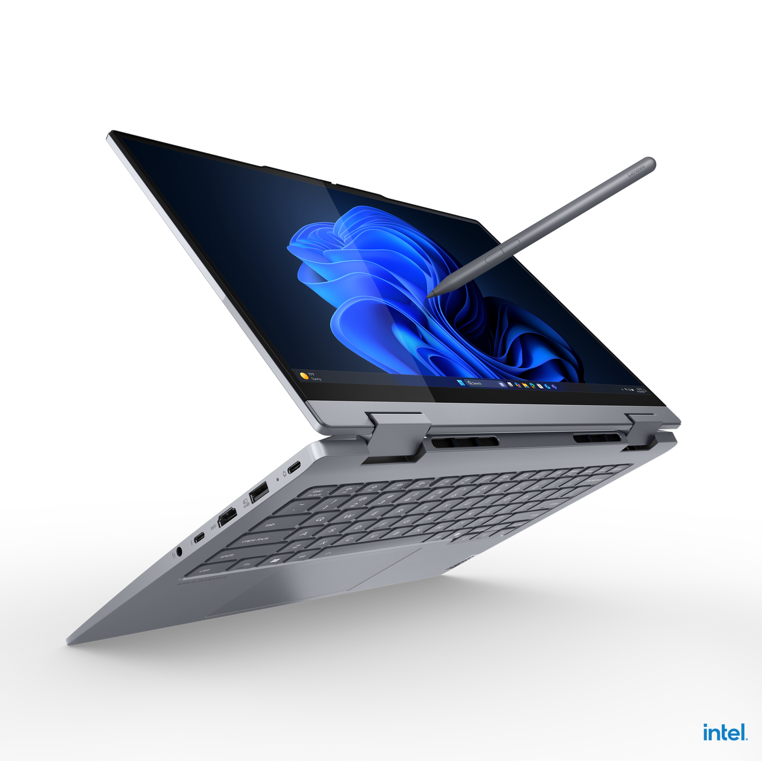 Een grijze laptop staat open en toont een blauwe Windows-achtergrond. Een stylus zweeft boven het scherm. Zwarte achtergrond, Intel-logo rechtsonder.