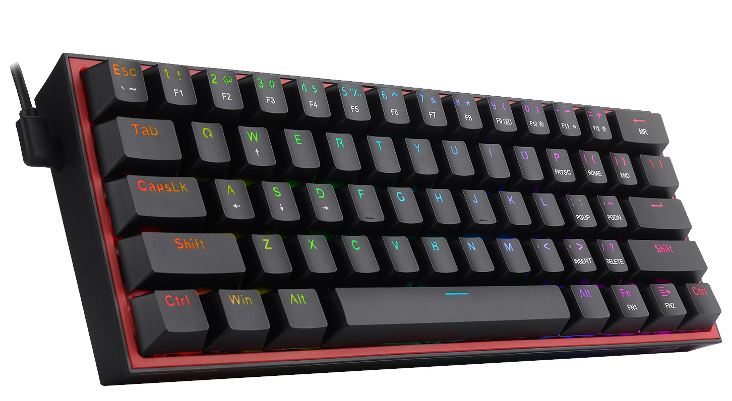 Pokazano czarno-czerwoną klawiaturę mechaniczną. Klawisze są ciemne z kolorowymi literami. Kabel wychodzi z lewej strony.