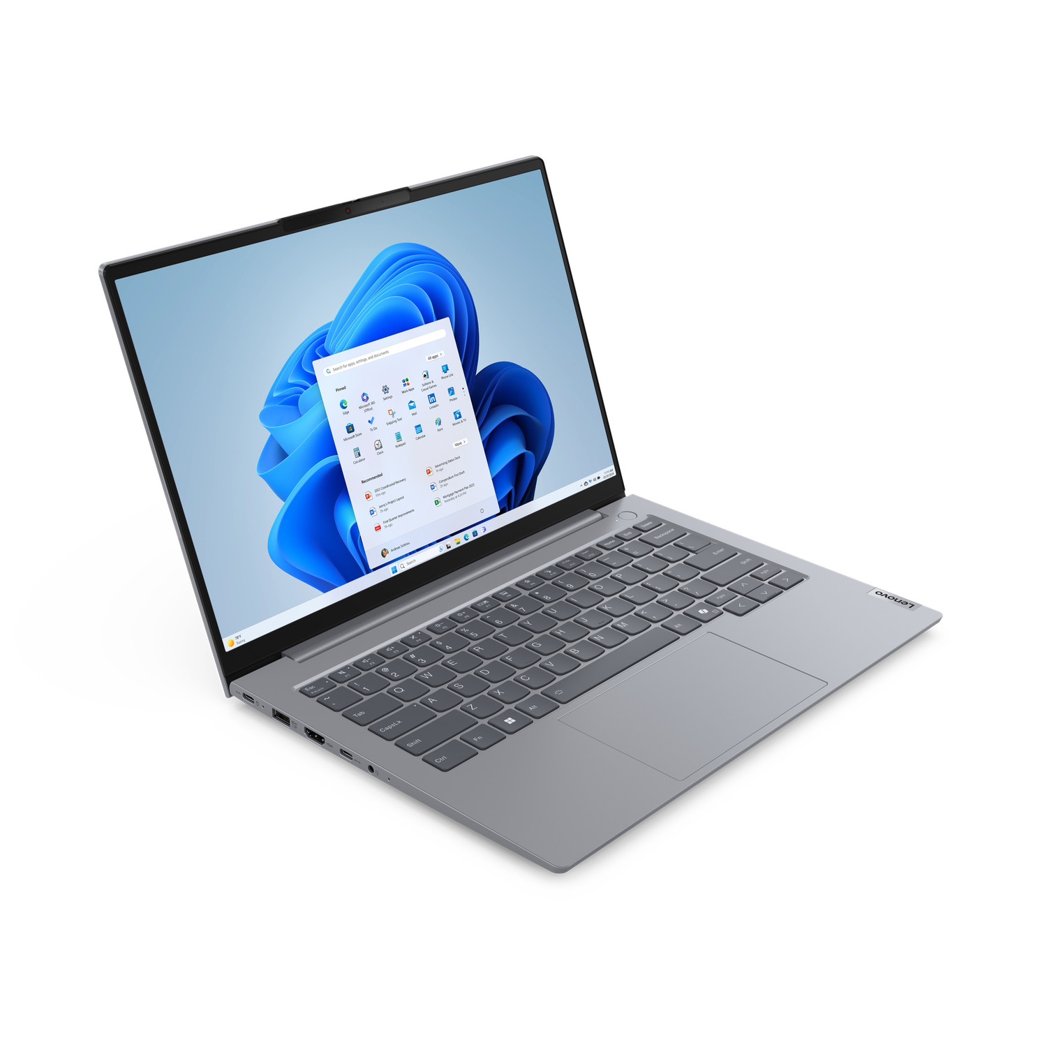 Een zilveren Lenovo-laptop staat open en toont het Windows 11-startmenu. Het scherm toont app-iconen tegen een blauwe achtergrond.