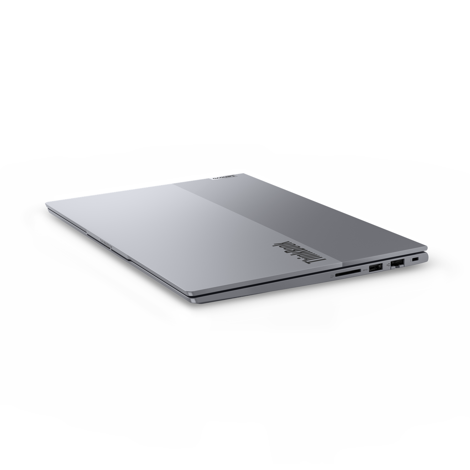 Een zilveren Lenovo ThinkBook laptop is licht open, tegen een zwarte achtergrond. Het ThinkBook logo is zichtbaar.