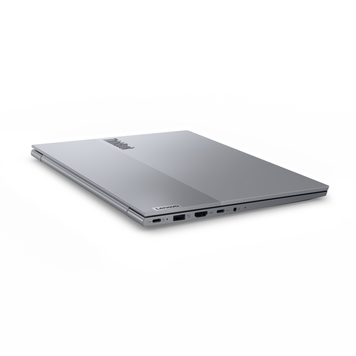 Een zilveren Lenovo ThinkBook laptop wordt in een hoek getoond tegen een zwarte achtergrond. De laptop is gesloten en iets schuin.