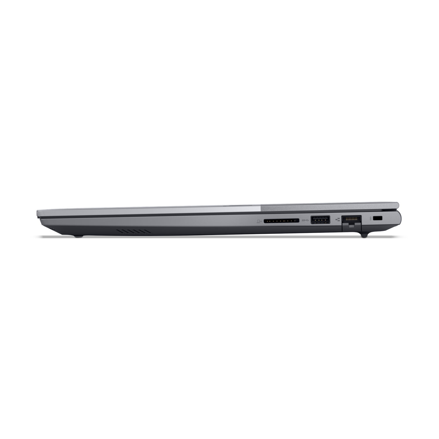 Zijaanzicht van een zilveren laptop met poorten. Zichtbare poorten zijn USB, SD-kaartlezer en audio-aansluiting. Achtergrond is effen zwart.