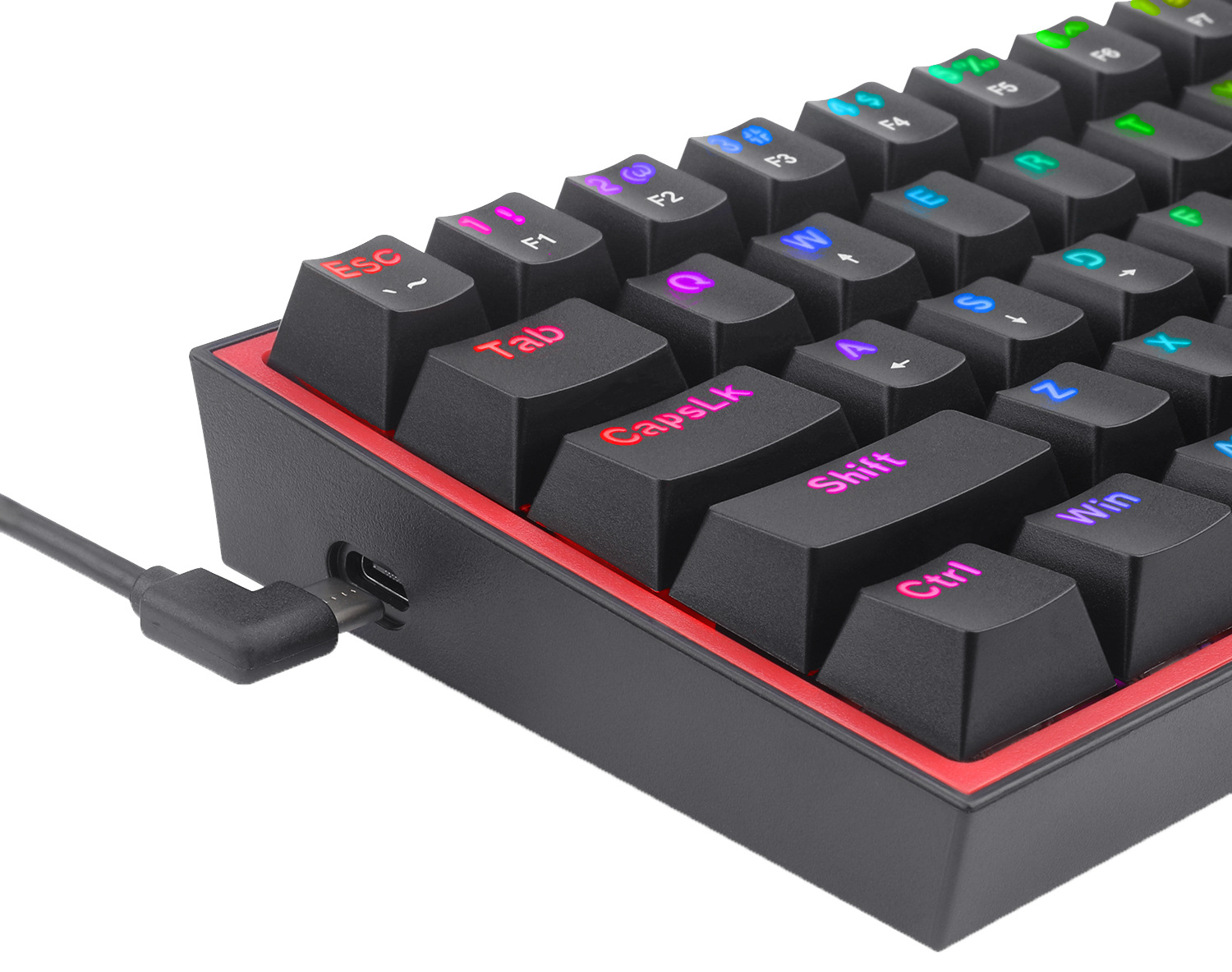 Czarna klawiatura mechaniczna z czerwonym obramowaniem. Klawisze czarne z kolorowymi literami. Kabel USB jest podłączony.