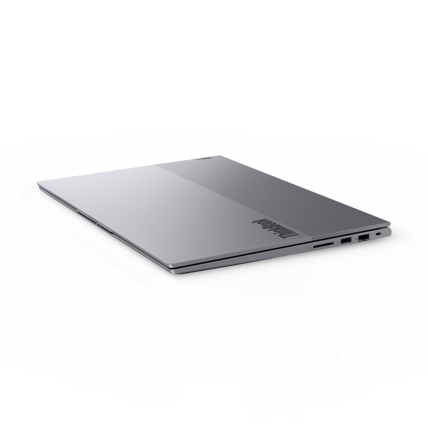 Een zilveren ThinkBook-laptop is iets geopend, schuin naar rechts, op een zwarte achtergrond. Het ThinkBook-logo is zichtbaar.