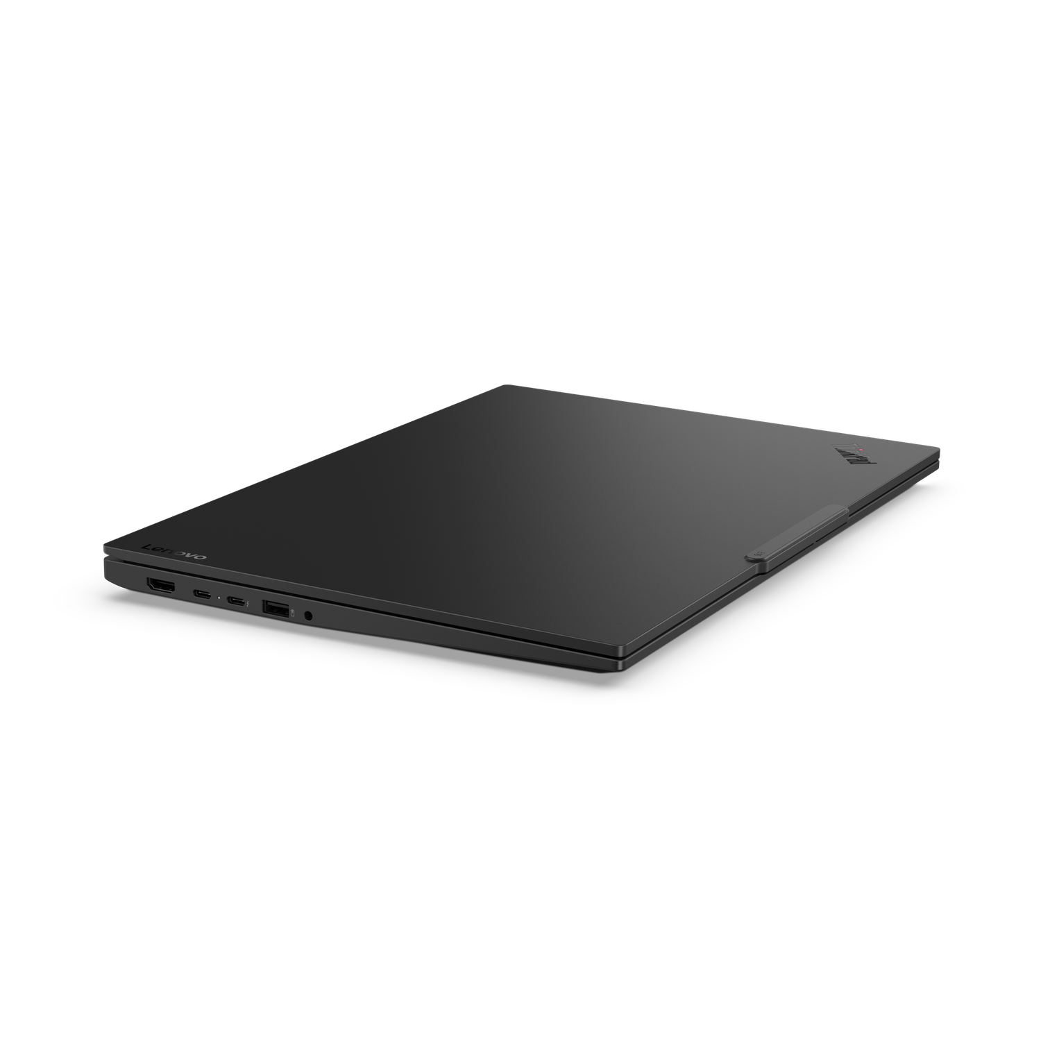Een gesloten zwarte Lenovo laptop staat schuin tegen een zwarte achtergrond. De laptop is slank met zichtbare poorten.