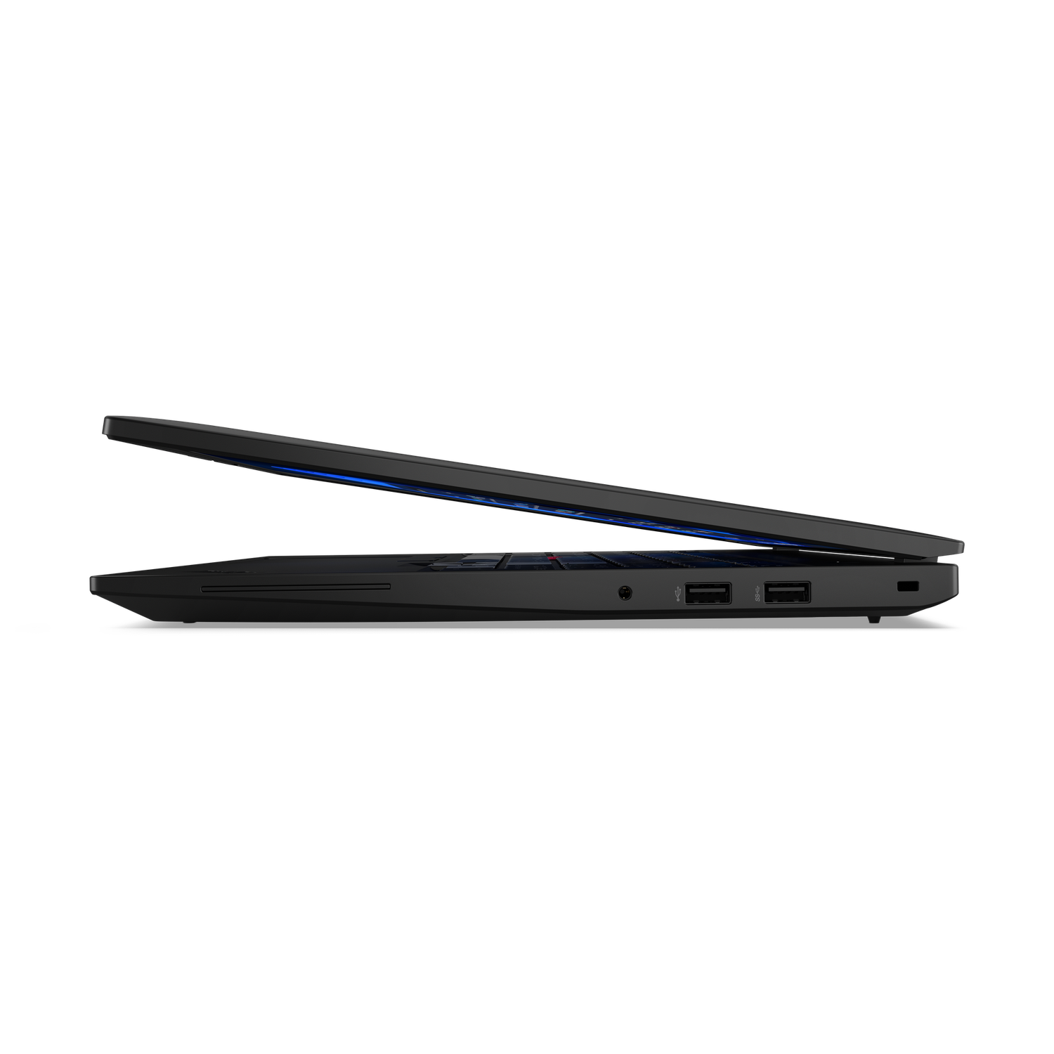 Zijaanzicht van een zwarte laptop met het scherm iets open, met blauw licht en poorten aan de zijkant tegen een zwarte achtergrond.