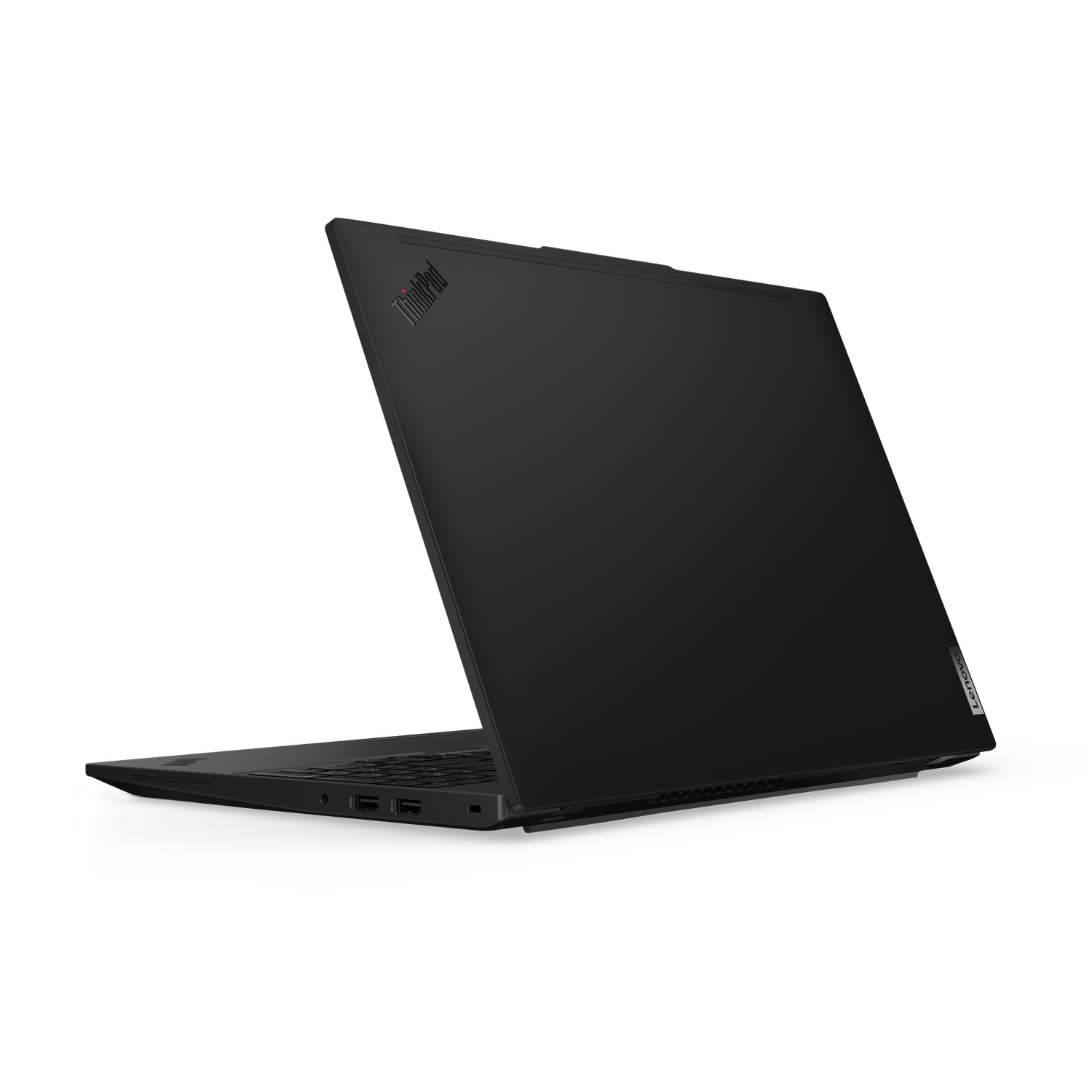 Zwarte ThinkPad-laptop, licht geopend, met toetsenbord en poorten. Het ThinkPad-logo is zichtbaar. Lenovo-logo aan de zijkant.