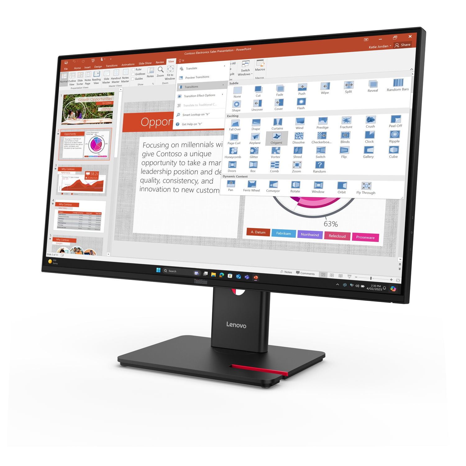 Een Lenovo-monitor toont een PowerPoint-presentatie met verschillende overgangsopties en dia-inhoud.