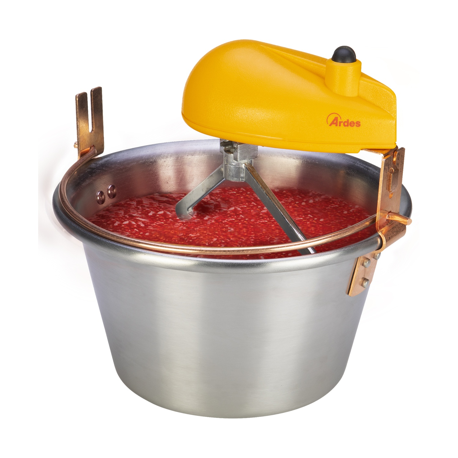 Un robot da cucina giallo con un utensile per mescolare è sopra una ciotola di metallo piena di cibo rosso. Le staffe di rame fissano la ciotola.