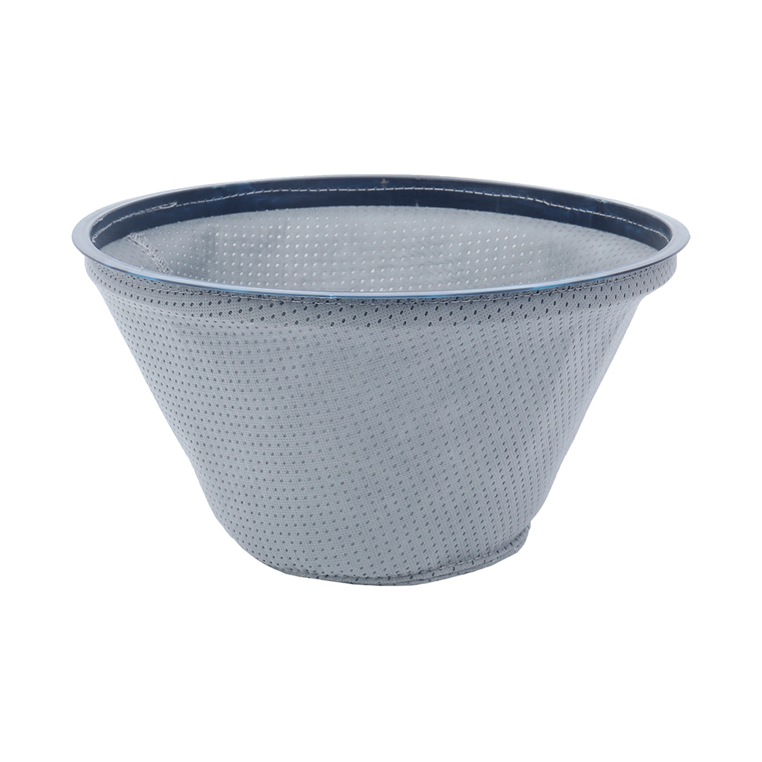 Un filtro grigio a forma di cono con piccoli fori. Ha un bordo blu scuro. Lo sfondo è bianco.