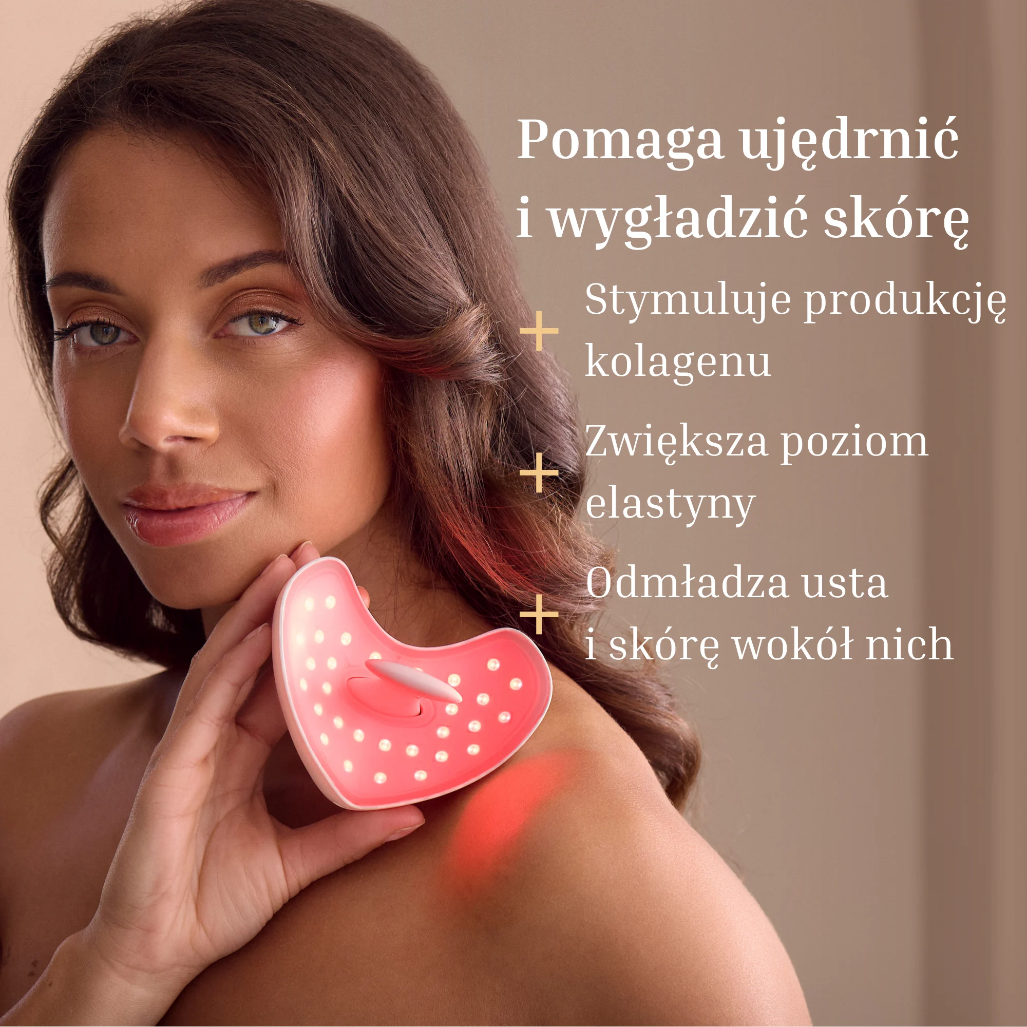 Kobieta trzyma różowe urządzenie blisko twarzy. Tekst wspomina o ujędrnianiu skóry, produkcji kolagenu, zwiększonej elastyczności i odmładzaniu.