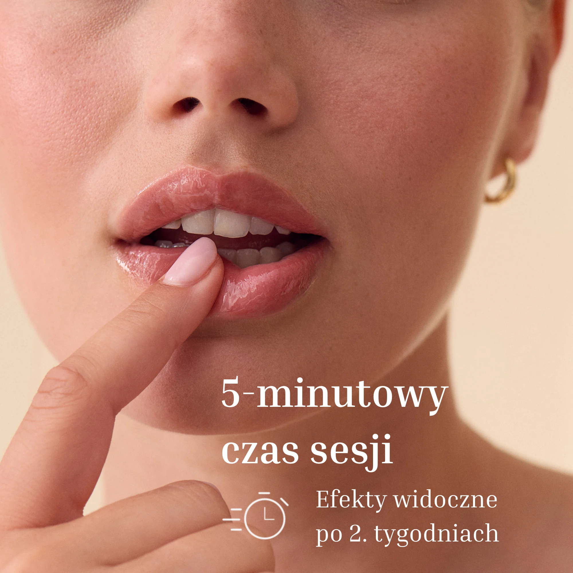 Zbliżenie twarzy kobiety. Dotyka palcem wargi. Tekst wskazuje 5-minutową sesję z efektami widocznymi po 2 tygodniach.